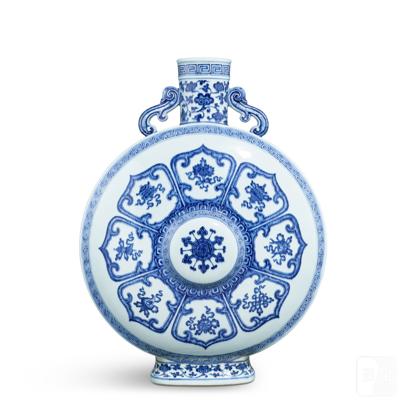 A blue and white Ming-style 'bajixiang' moon flask, Seal mark and period of Qianlong | 清乾隆 青花八吉祥紋雙耳抱月瓶 《大清乾隆年製》款 - 图1
